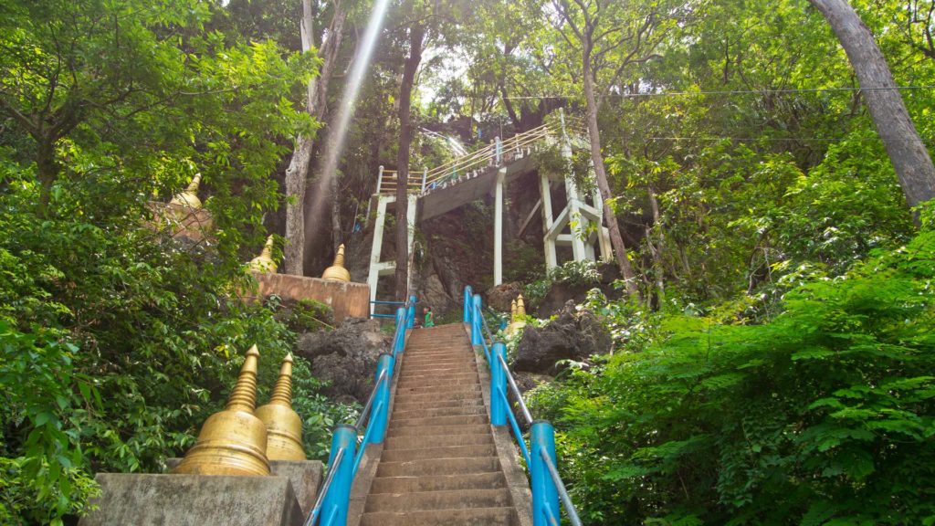 Die Stufen zum Tiger Cave Tempel