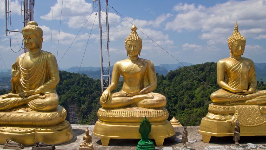 Weitere Buddhastatuen auf der Spitze des Berges im Tiger Cave Tempel