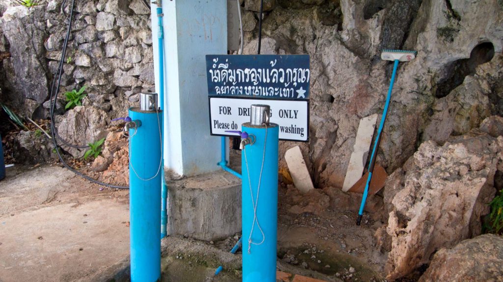 Freies Trinkwasser auf der Spitze des Berges im Tiger Cave Tempel bei Krabi