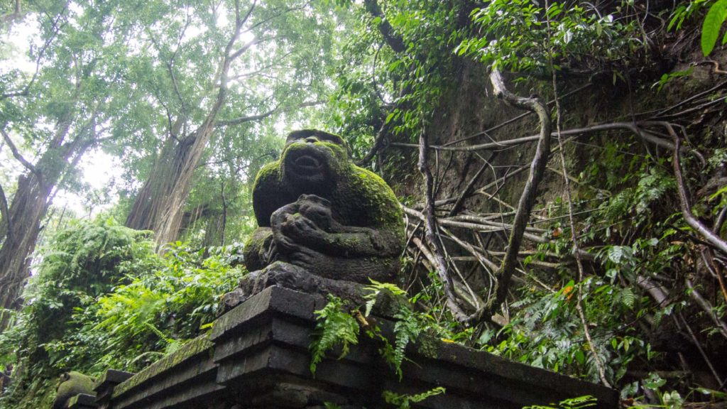 Affenstatue im Dschungel des Monkey Forests, Ubud