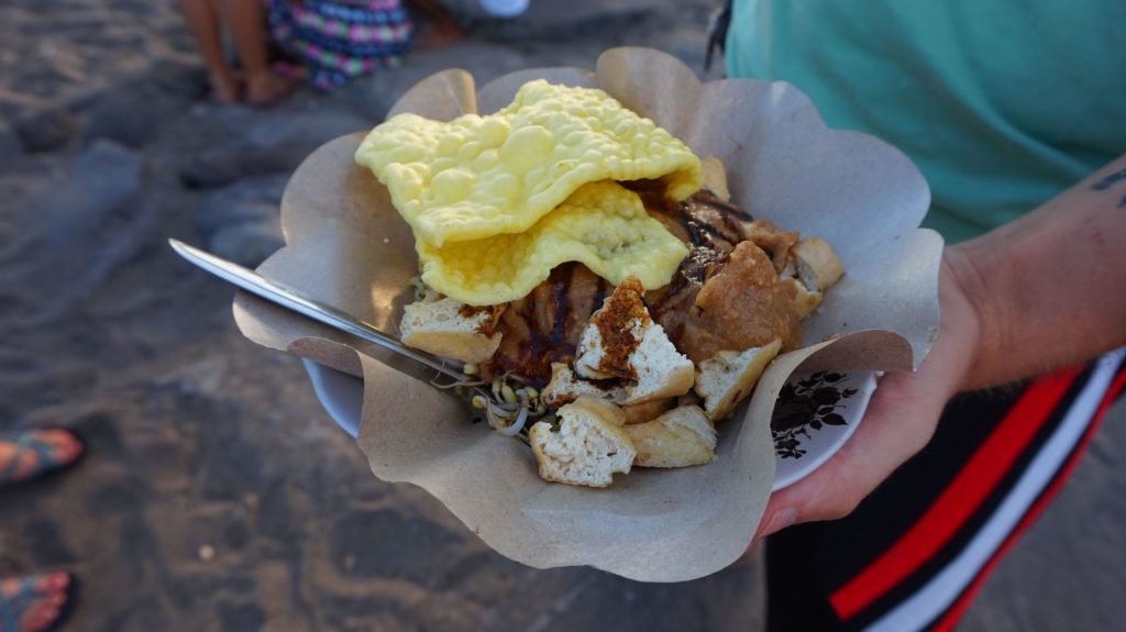 Essen mit Einheimischen am Perenan Beach in Canggu, Bali