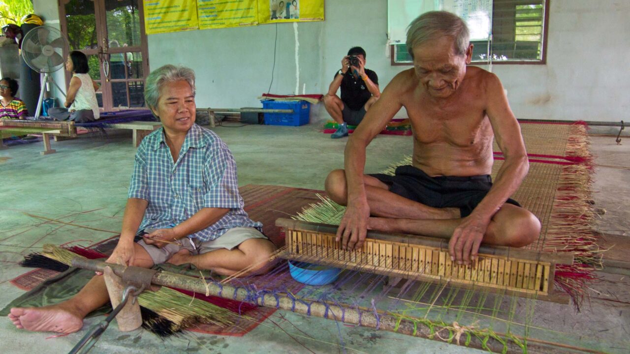 Tia and Boontiang weaving Chantaboon mats in Ban Samet Ngam