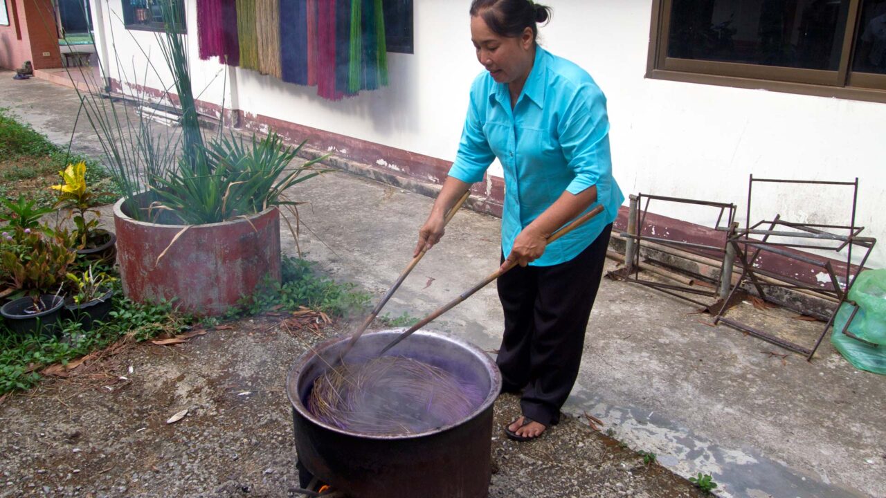 Dyeing the reeds for the mats at the Chanthaboon Mat Handicraft Center