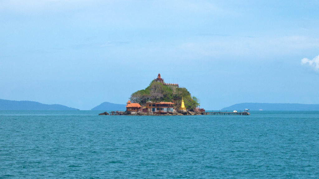 Eine kleine Insel auf dem Weg von Sihanoukville nach Koh Rong Samloem