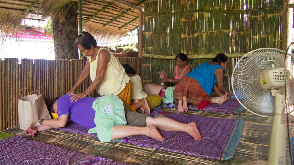 Massage im Chong Chang Tune Live Ecomuseum in Trat