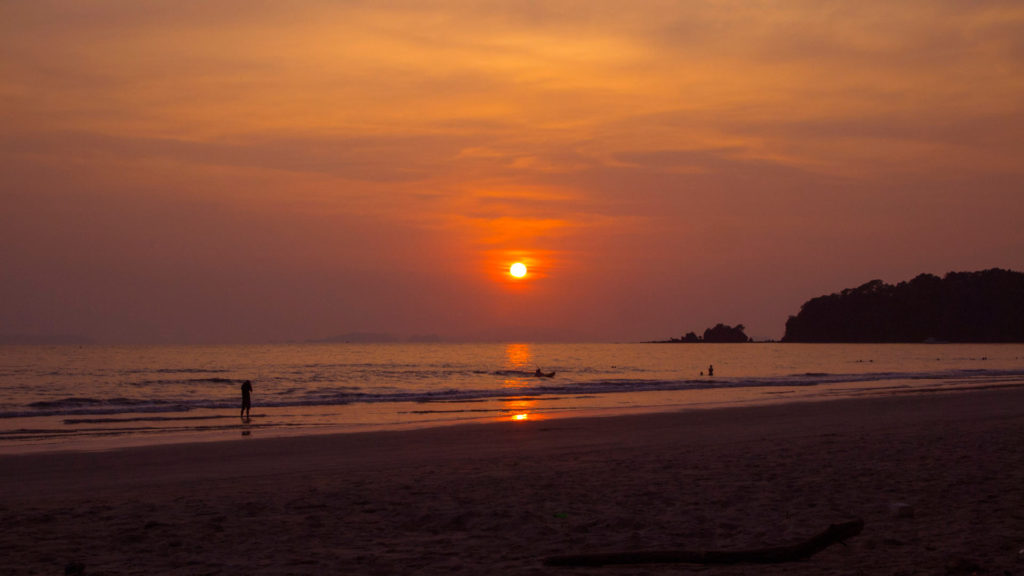 Sonnenuntergang am Long Beach auf Koh Phayam, Thailand