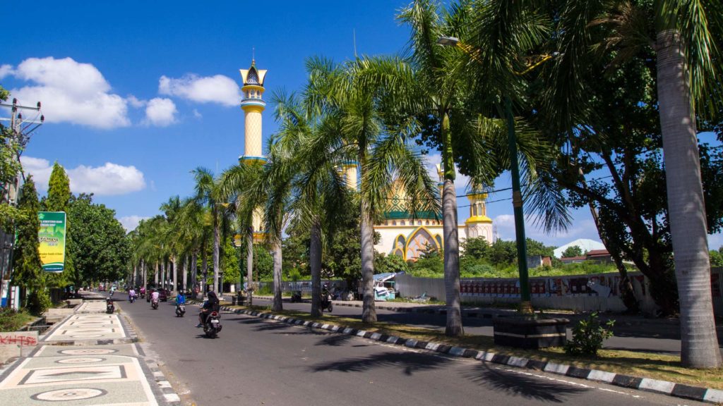 The Jalan Udayana with the Islamic Center in the background