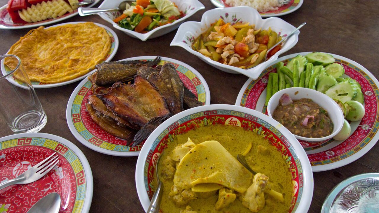 Essen im Smiley Lakehouse im Khao Sok Nationalpark