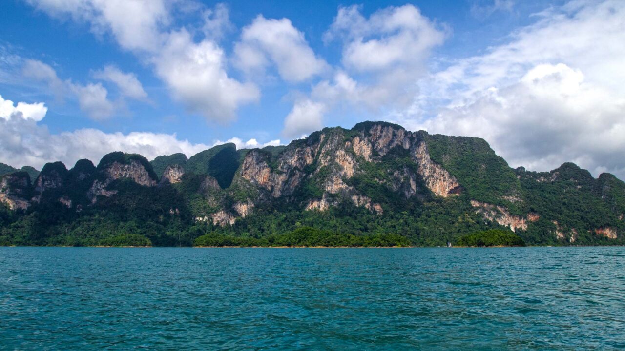 Tolle Aussicht auf die Kalksteinfelsen im thailändischen Khao Sok Nationalpark