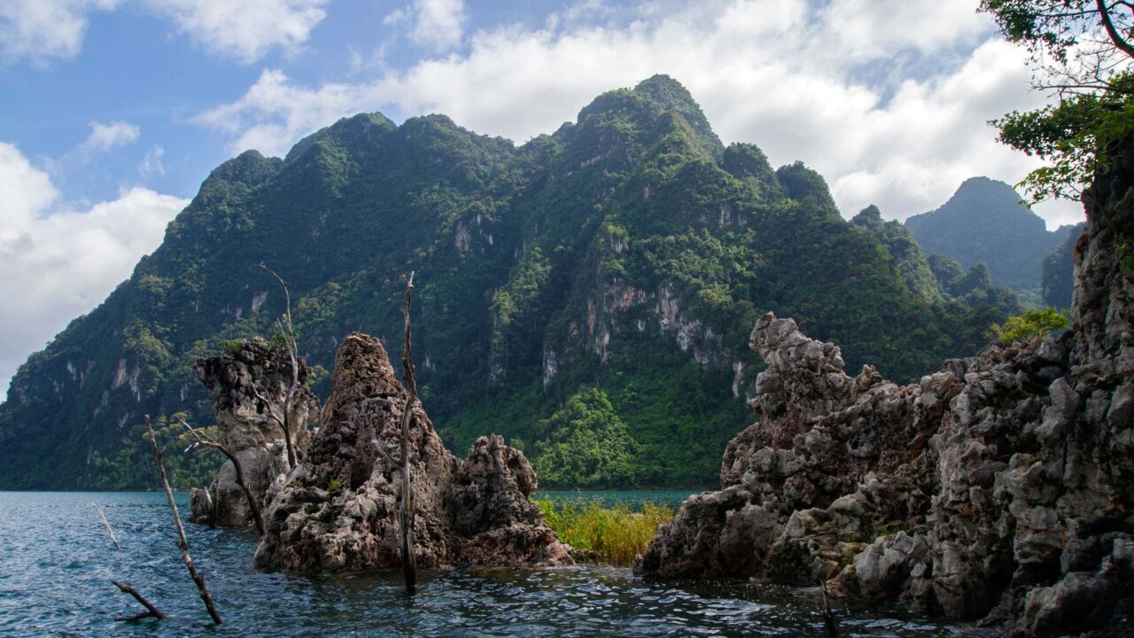 Beeindruckende Felsen auf dem Cheow Lan Lake