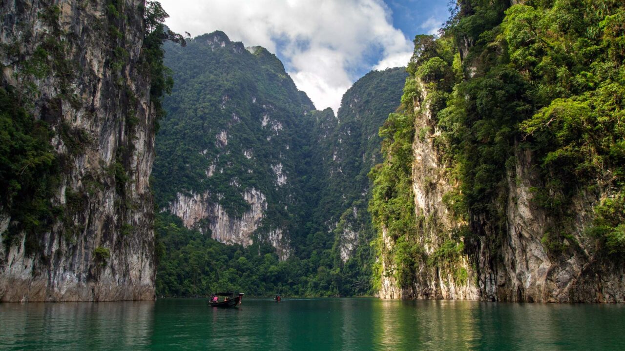 Sonne trifft auf riesige Kalksteinfelsen im Khao Sok Nationalpark