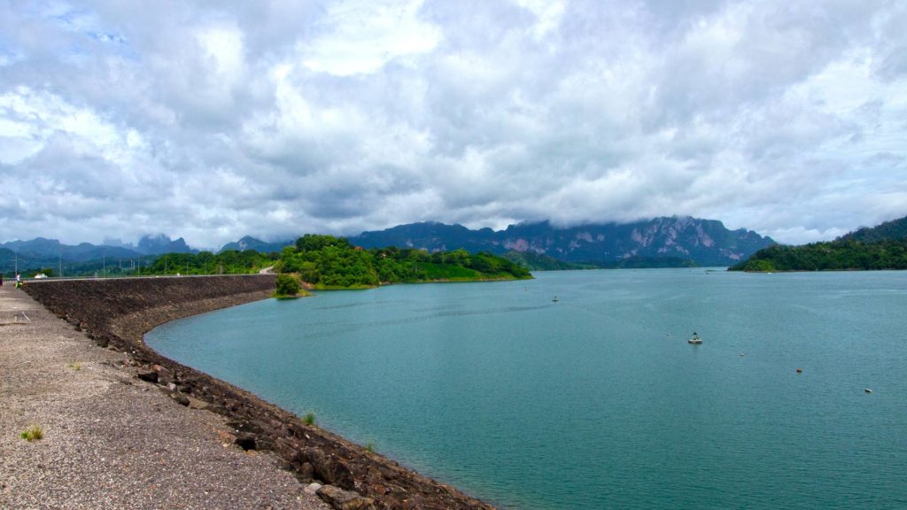 Der Ratchaprapha Damm am Cheow Lan Lake im Khao Sok Nationalpark