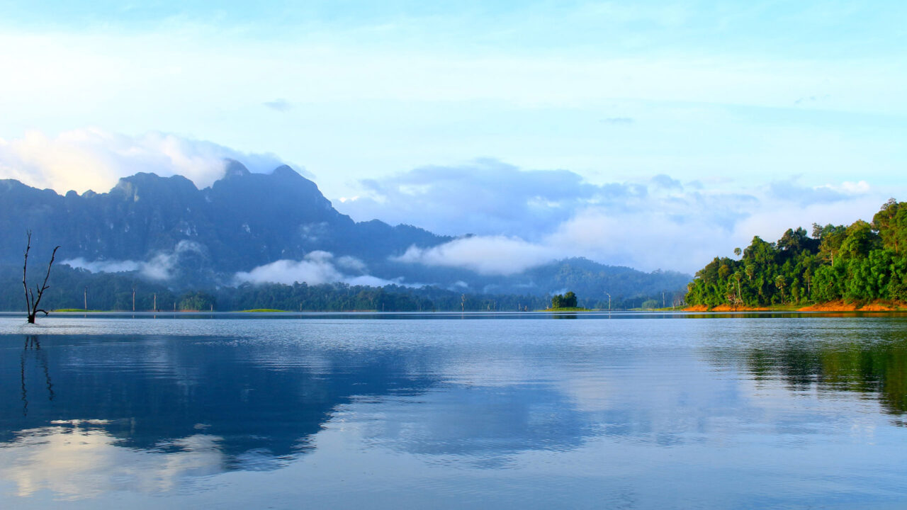 Aussicht vom Smiley Lakehouse auf den Cheow Lan Lake im thailändischen Khao Sok Nationalpark