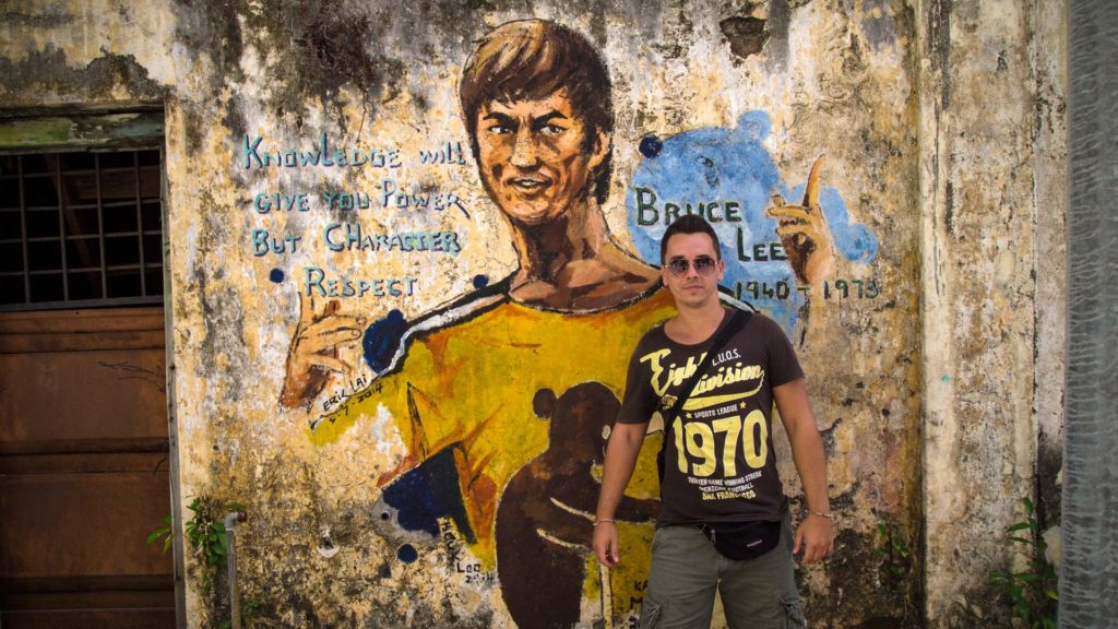 Marcel vor einem Streetart-Bild von Bruce Lee in Ipoh