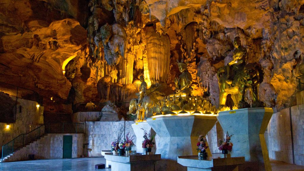 Goldene Statuen und Stalaktiten in der Höhle des Kek Lok Tong Tempel in Ipoh