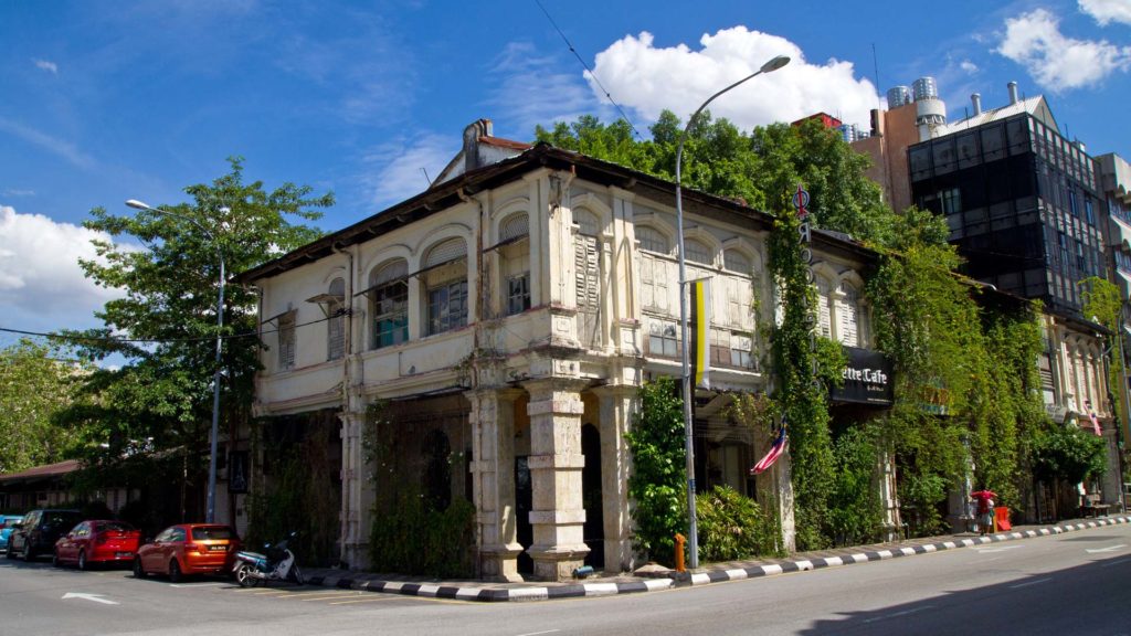 Das Roquette Cafe mit viel Kunst im Inneren in der Altstadt von Ipoh