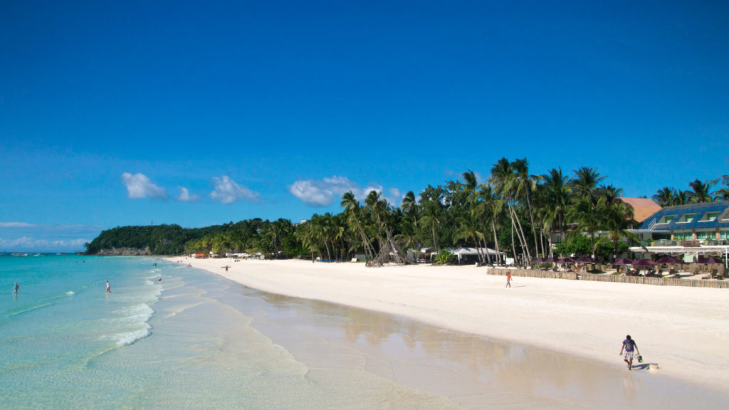 Aussicht auf den White Beach (Station 1) auf Boracay, Philippinen