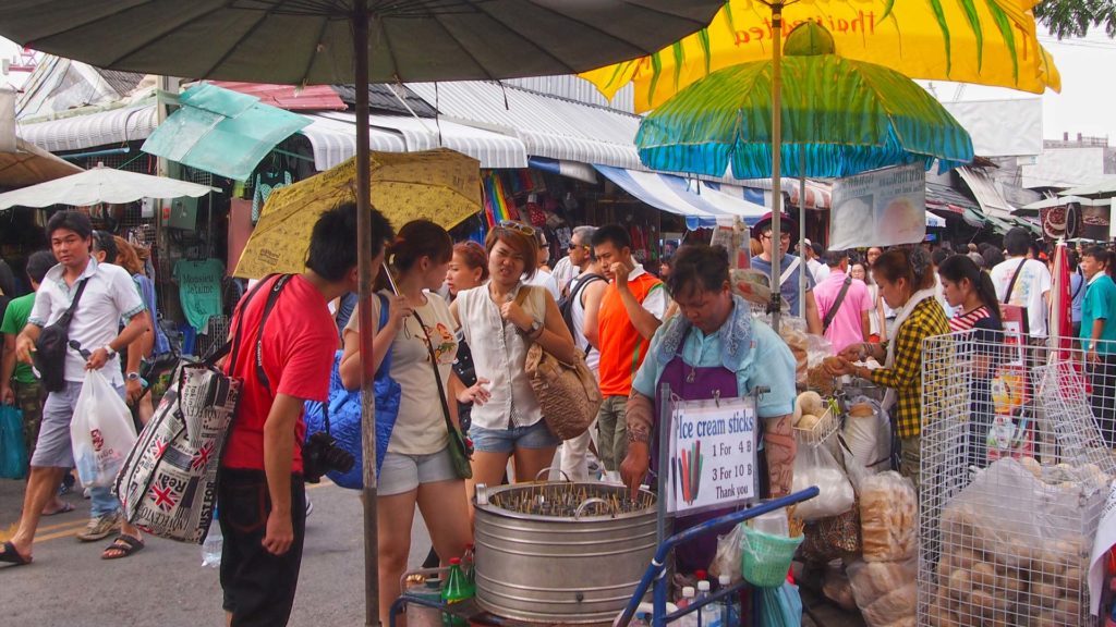 Leute auf dem Chatuchak Markt in Bangkok