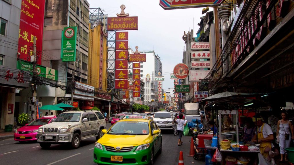 Chinesische Reklametafeln in Bangkoks Chinatown