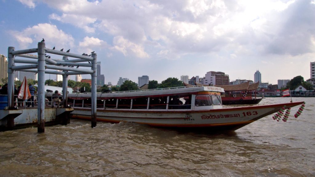 Eines der Chao Phraya Expressboote auf dem Fluss in Bangkok