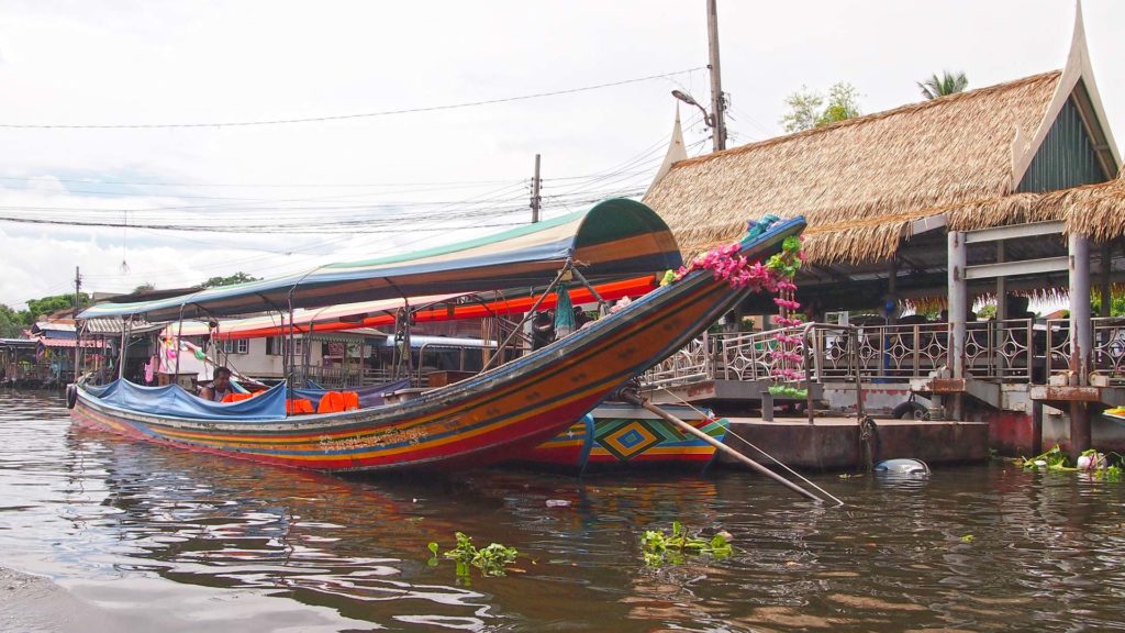 Ein Boot in den Klongs von Bangkok