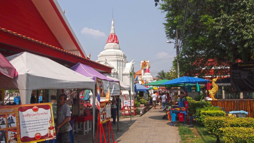 Tempel und Verkäufer auf der Insel Koh Kret in Bangkok