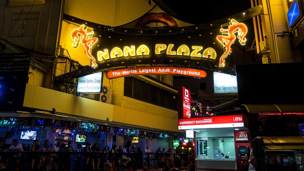Nachtleben am Nana Plaza in Bangkok