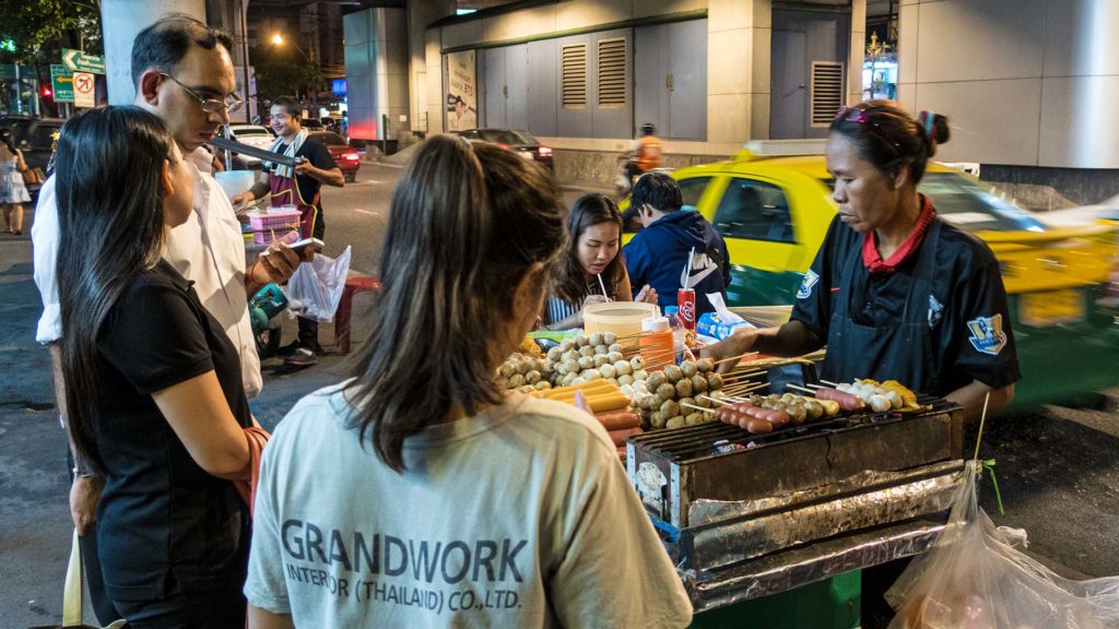 Streetfood-Verkäuferin am Terminal 21 in Bangkok