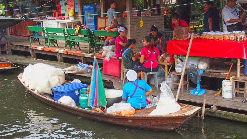 Verkäufer im Boot auf dem Taling Chan Floating Market in Bangkok
