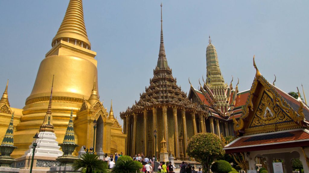 Wunderschöne Chedis im Wat Phra Kaeo, dem königlichen Tempel von Bangkok