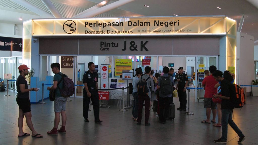 Eingang zu den Domestic Departure Gates am KLIA2 in Kuala Lumpur