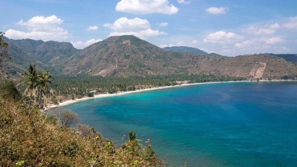 Lombok während der Trockenzeit (Nipah Beach)