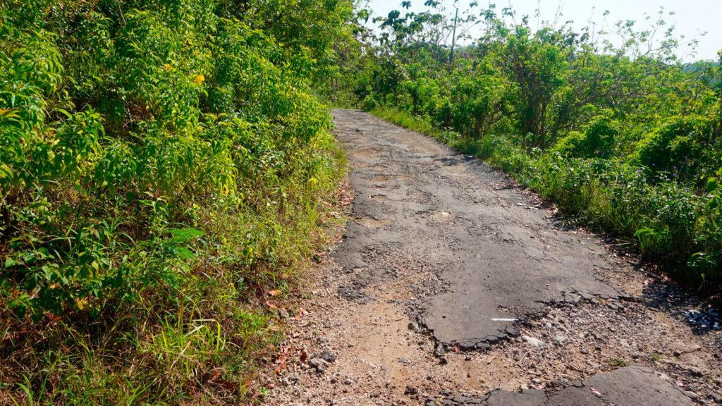 Schlechte Straße auf Nusa Penida in Indonesien