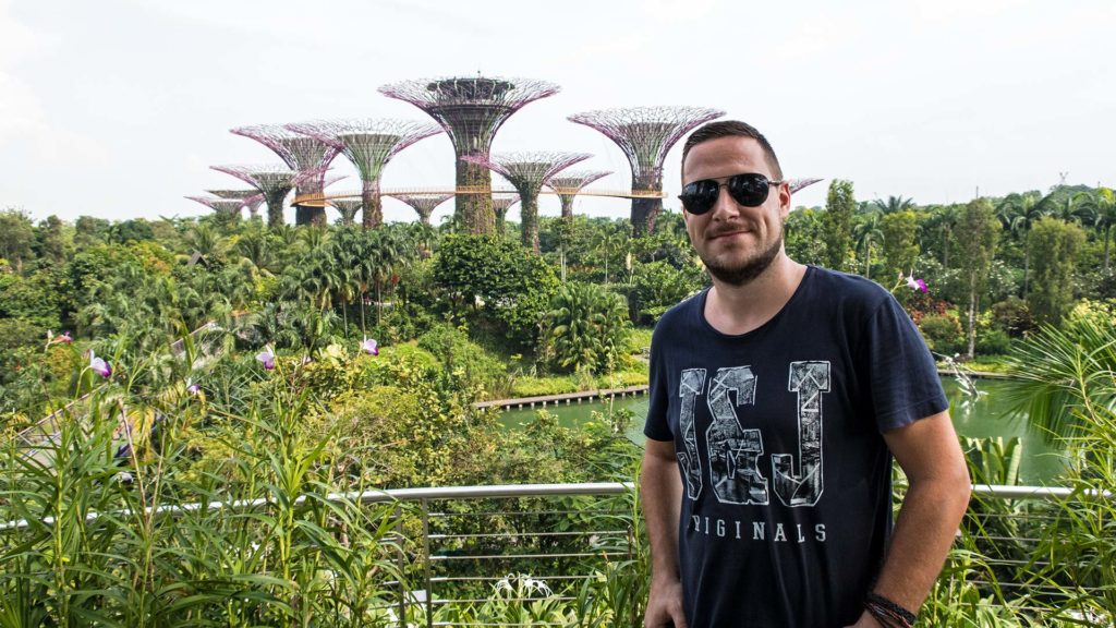 Tobi im Gardens By The Bay mit Aussicht auf die Supertrees von Singapur