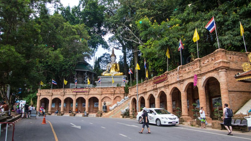 Der Eingangsbereich des Wat Phra That Doi Suthep