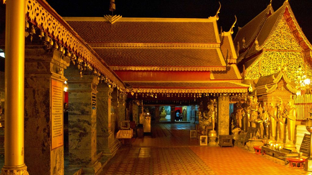 Innenhof des Wat Phra That Doi Suthep bei Nacht