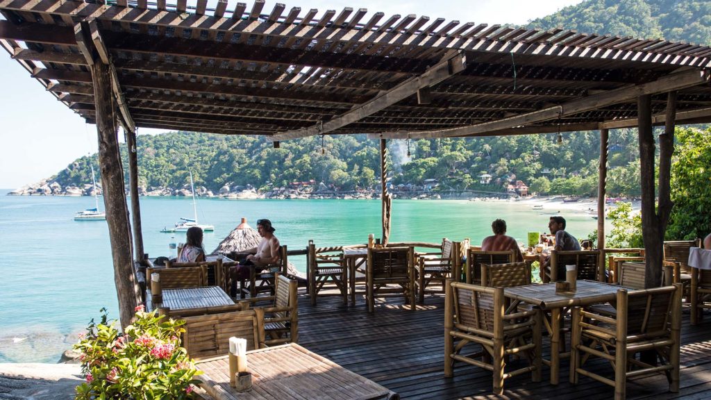 Das Bamboo Hut Restaurant mit Aussicht auf den Haad Yuan, Koh Phangan