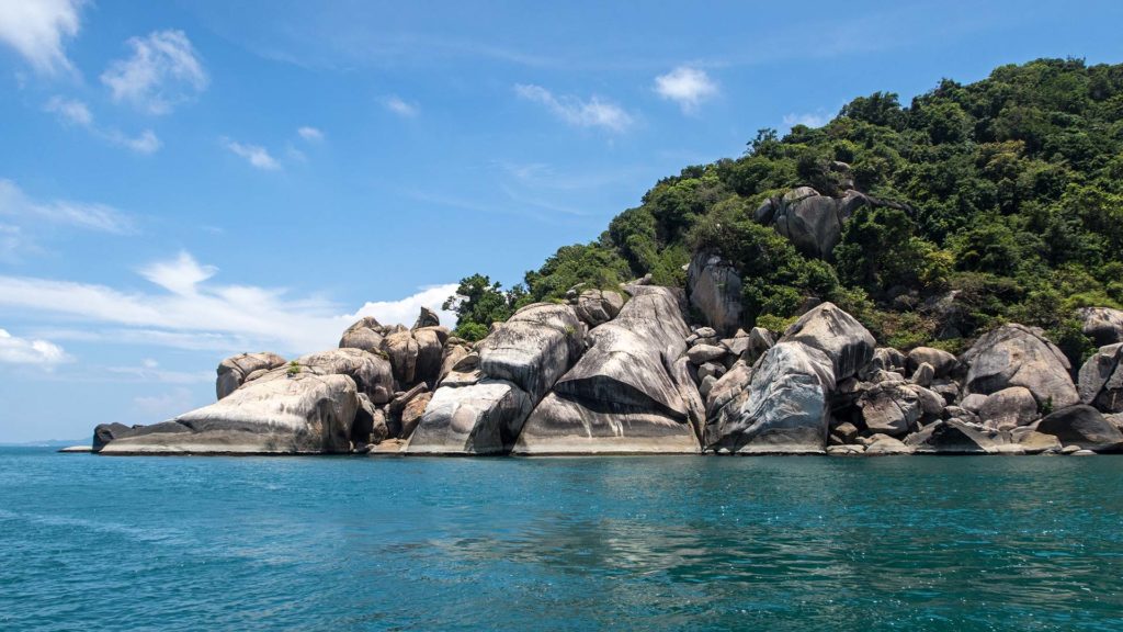 Felsen umgeben die Bucht des Haad Yuan auf Koh Phangan