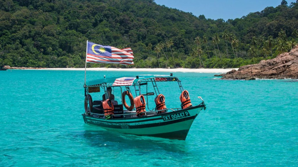 Das Boot der Schnorcheltour am Teluk Dalam Beach auf Redang