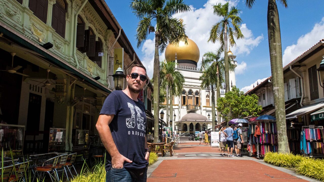 Tobi vor der Sultan Moschee im Kampong Glam Viertel in Singapur