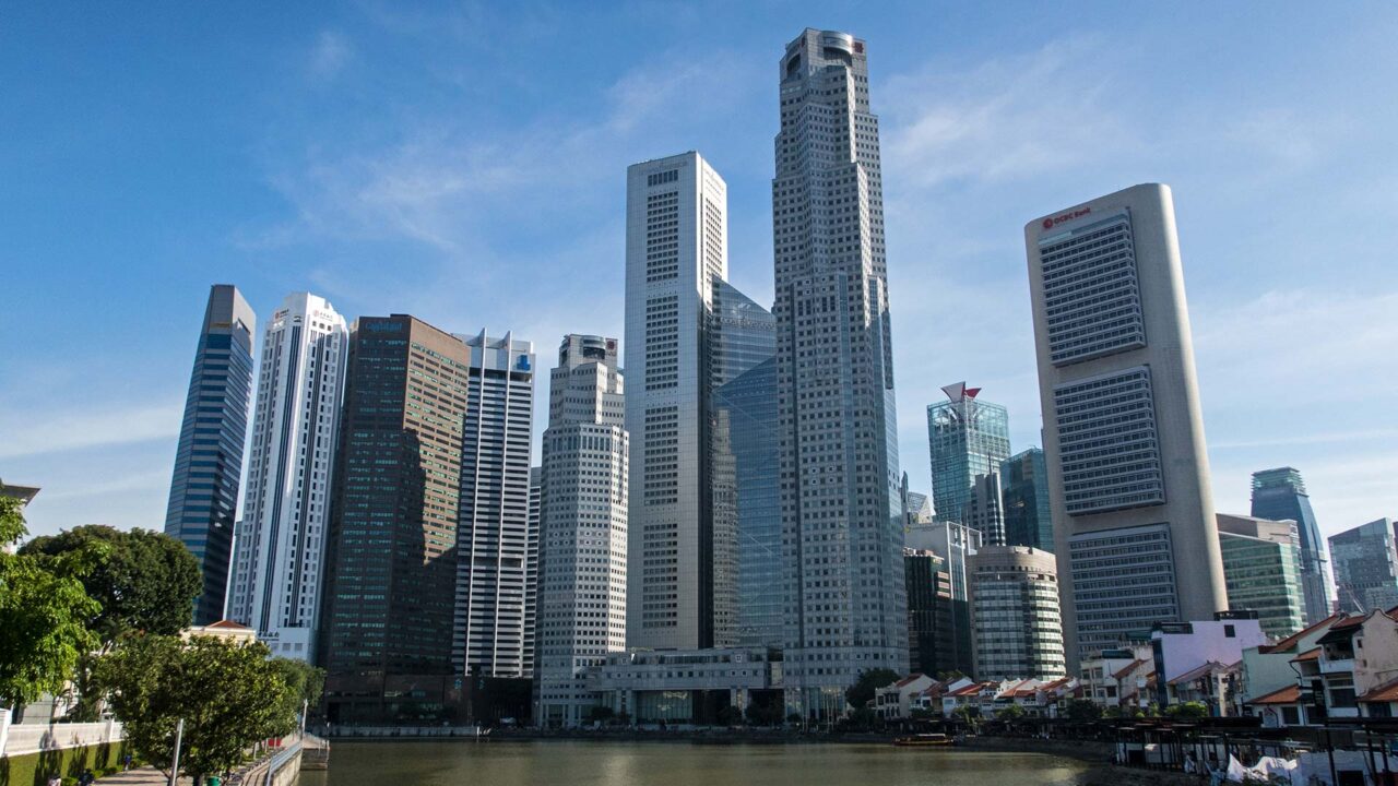 Die Skyline von Singapur am Boat Quay