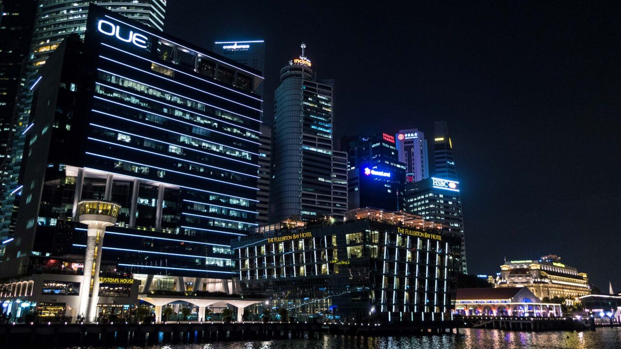 Die Skyline von Singapur bei Nacht am Marina Bay