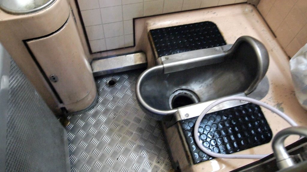 Toilette im Nachtzug von Bangkok nach Chiang Mai