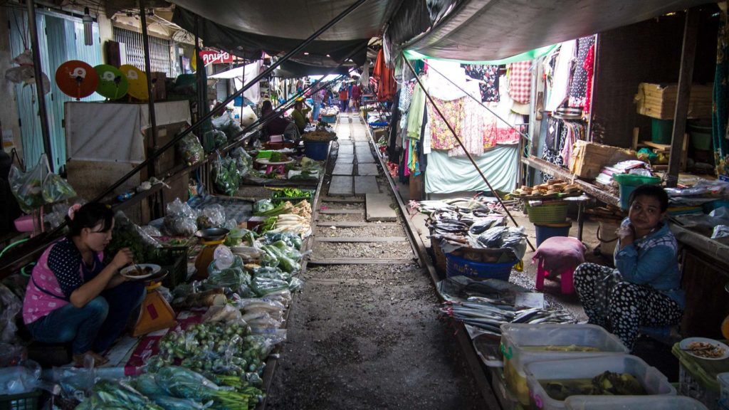 Verkäufer auf dem Mae Khlong Railway Market