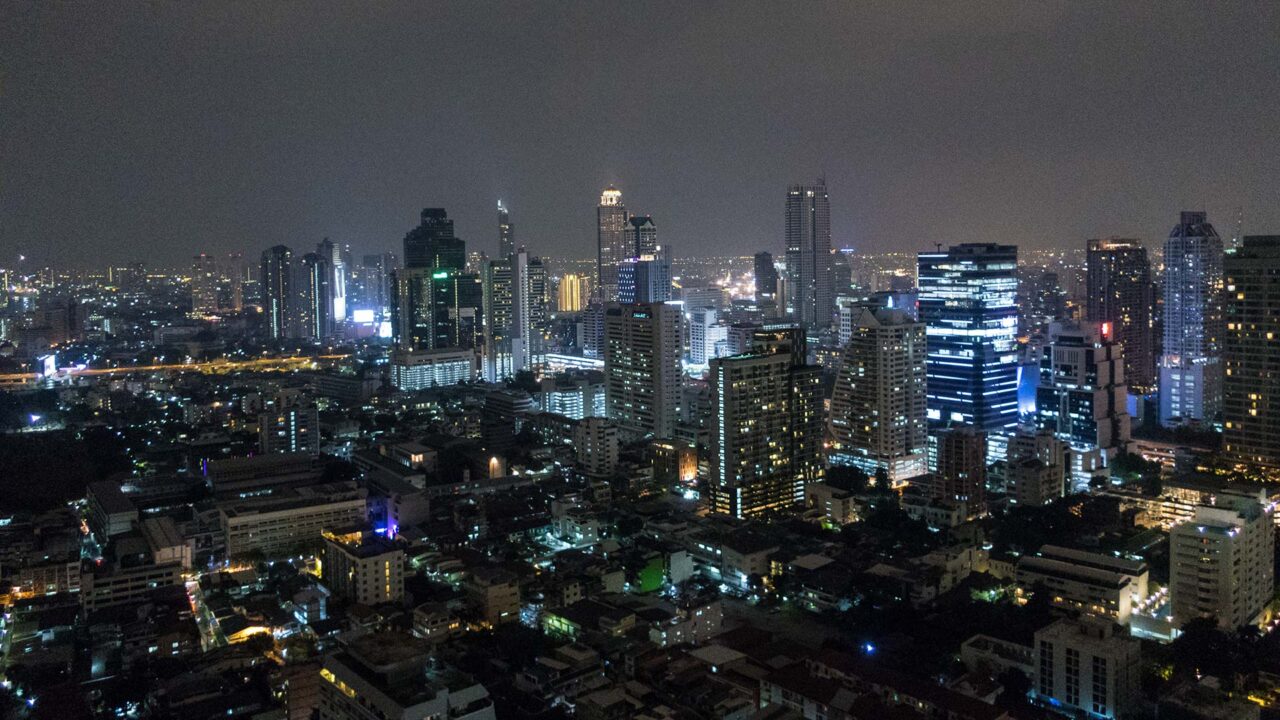 Die Aussicht vom Anantara Zoom auf das Lebua at State Tower in Bangkok