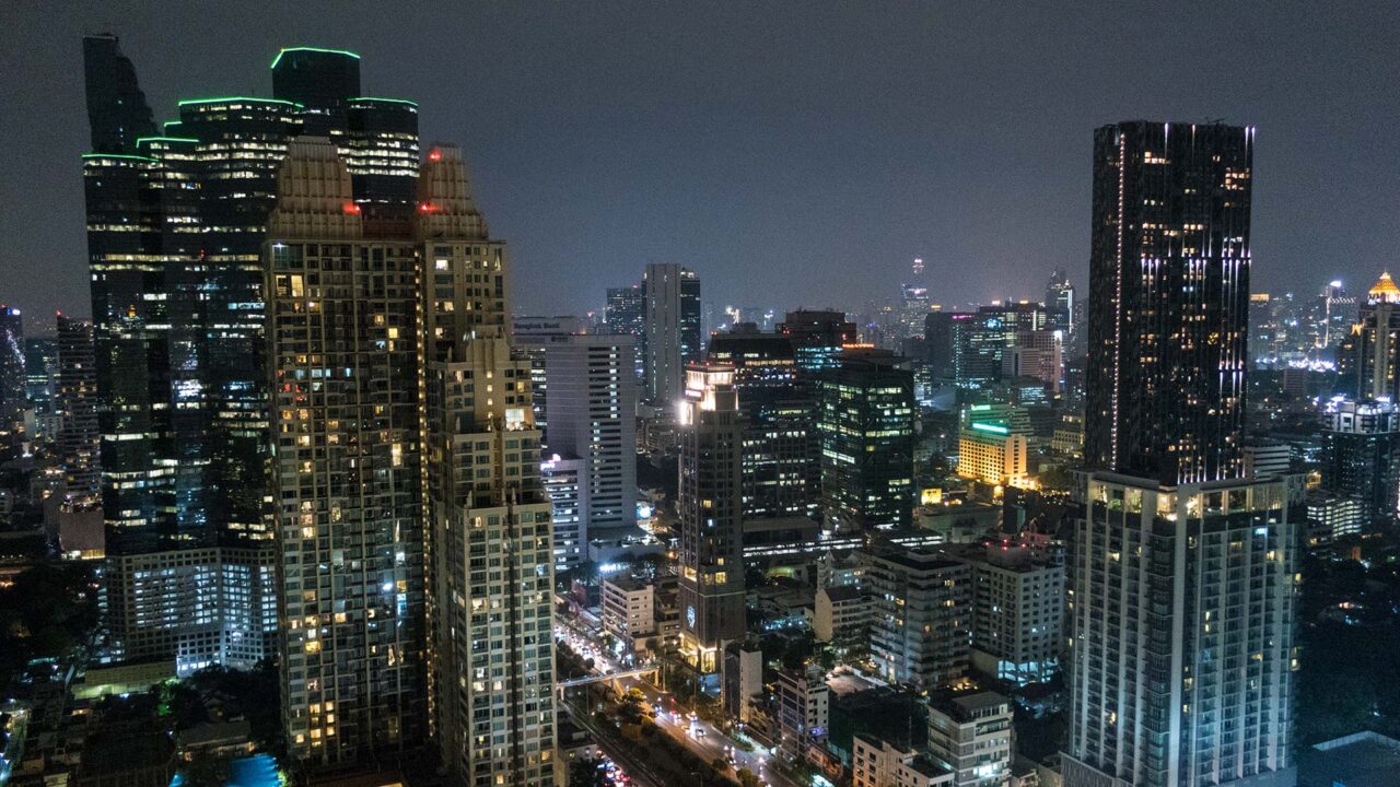 Der Ausblick vom der Anantara Zoom Sky Bar auf die Skyline von Bangkok