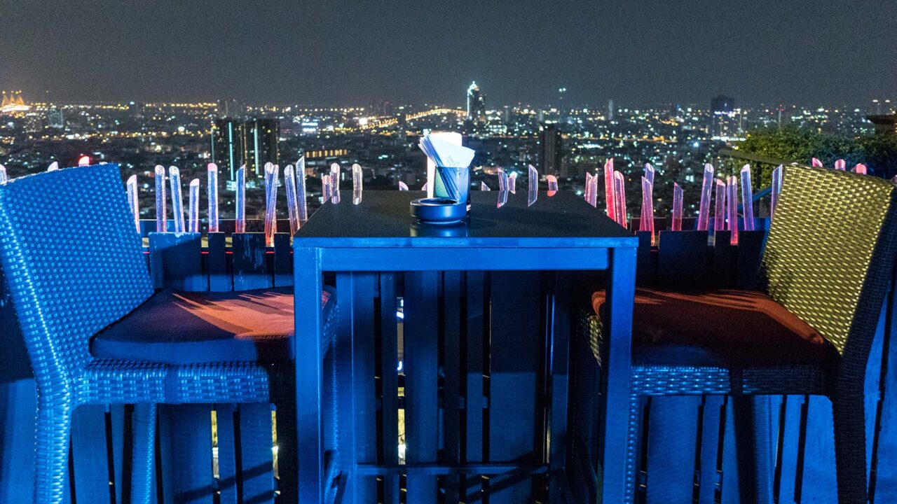 Tische mit Aussicht in der Anantara Zoom Sky Bar in Bangkok