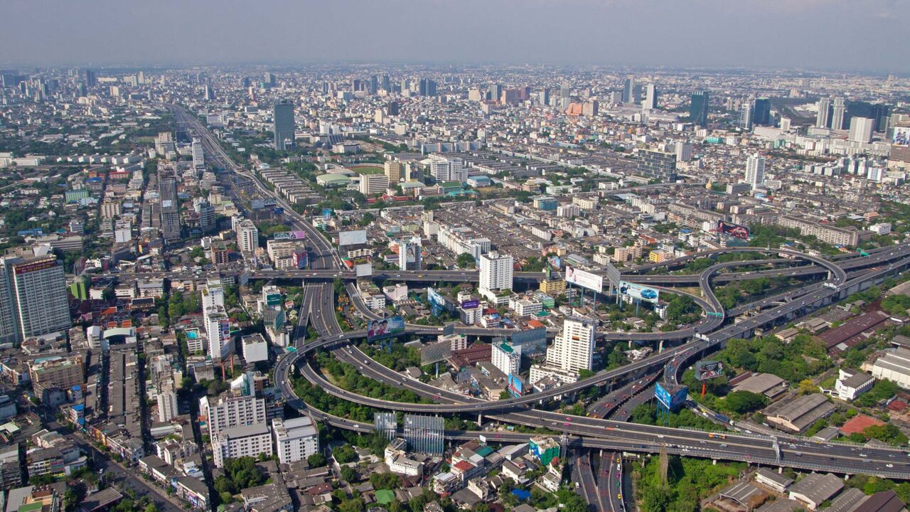 Aussicht auf die Straßen Bangkoks vom Baiyoke Tower II