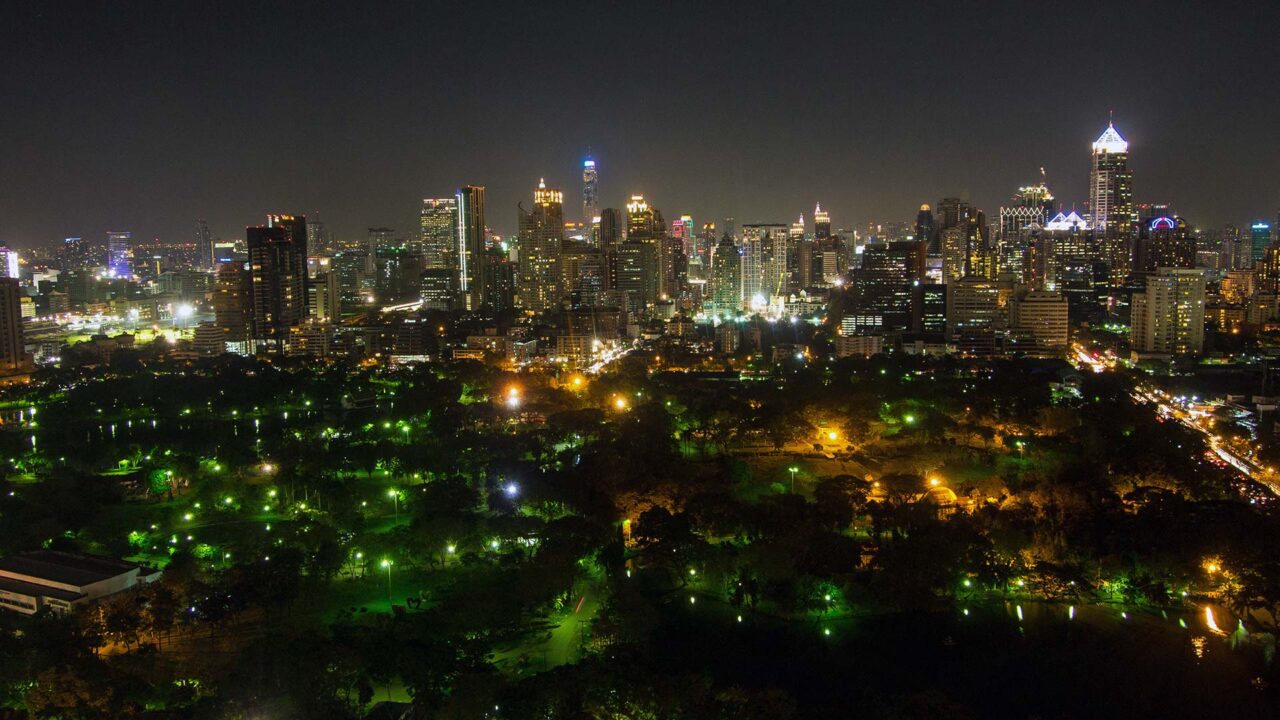 Die Aussicht der Hi-So Bar auf den Lumphini Park und die Skyline von Bangkok