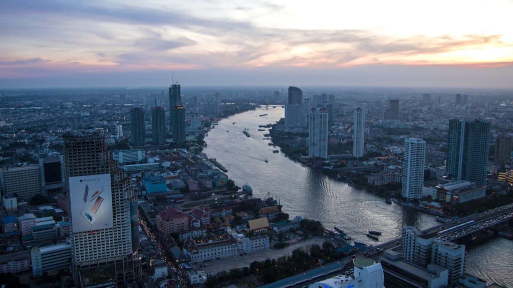 Die Aussicht auf den Chao Phraya Fluss in Bangkok vom Lebua at State Tower